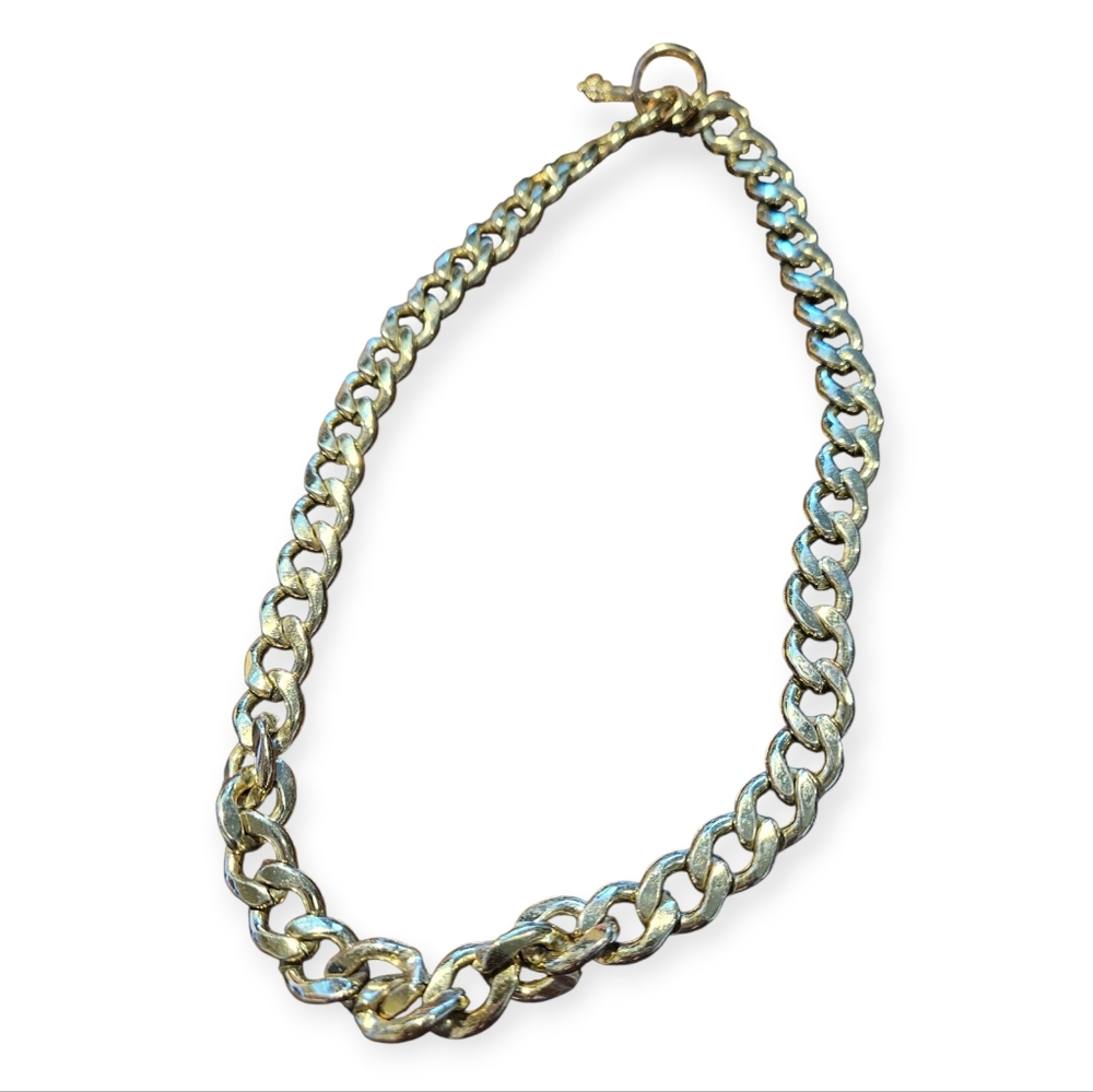 Elegant Chunky  Silver Tone  Chain Necklace 21 Inches In Length.